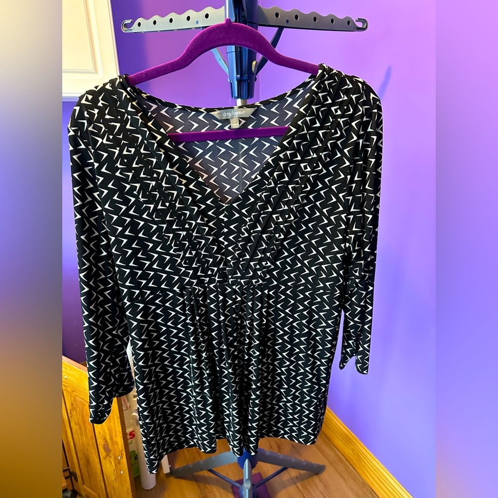 ⬇️ Price drop Daisy Fuentes womens blouse.  Classic black and white pattern. L